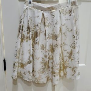 EUC LuLaRoe Madison skirt size M. White with gold foil design. Excellent pockets
